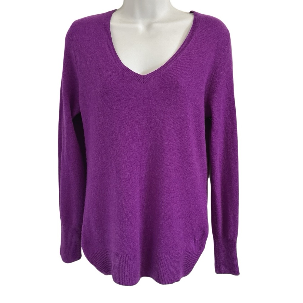 Halogen Cashmere V-Neck Sweater Quiet Luxury Cozy Chic Minimalist Purple Size M